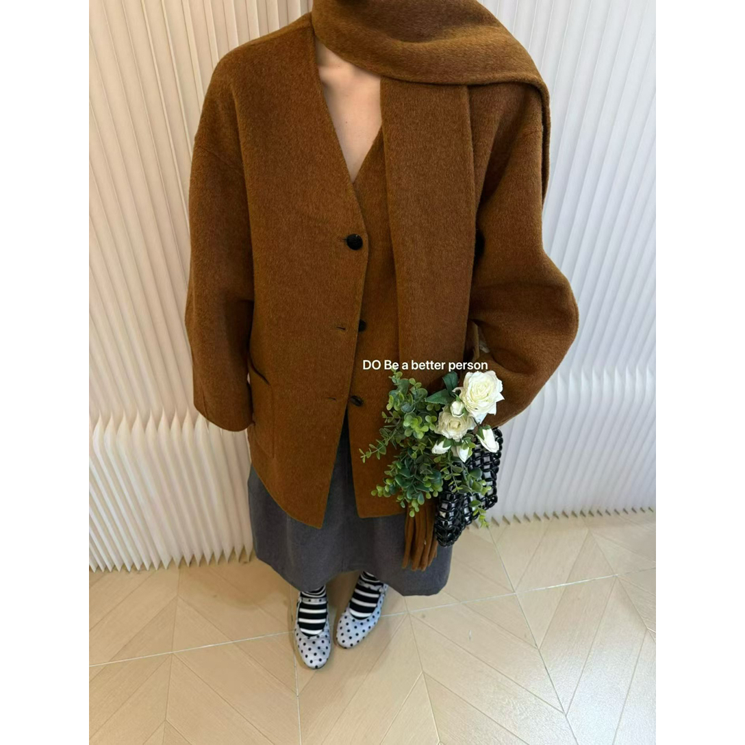 多金-V领简约设计时尚羊毛外套(配围巾)（含92.2绵羊毛）851-7766