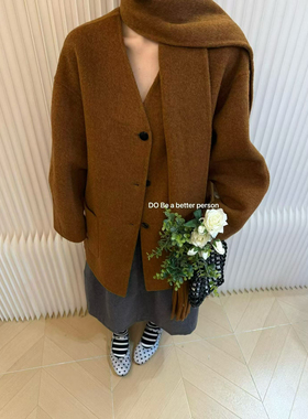 多金-V领简约设计时尚羊毛外套(配围巾)（含92.2绵羊毛）851-7766