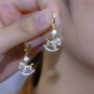 微镶闪钻小马耳环女2026新款 高级感耳饰品精致小巧本命年耳环 爆款