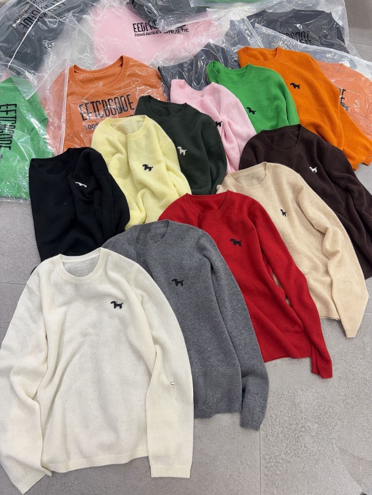 欧货100%山羊绒纯色圆领小马刺绣打底衫秋冬显瘦百搭内搭毛衣女士