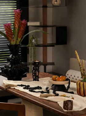 软装恒大中古侘寂风样板间餐厅餐桌抽象装饰花器果盘复古烛台摆件