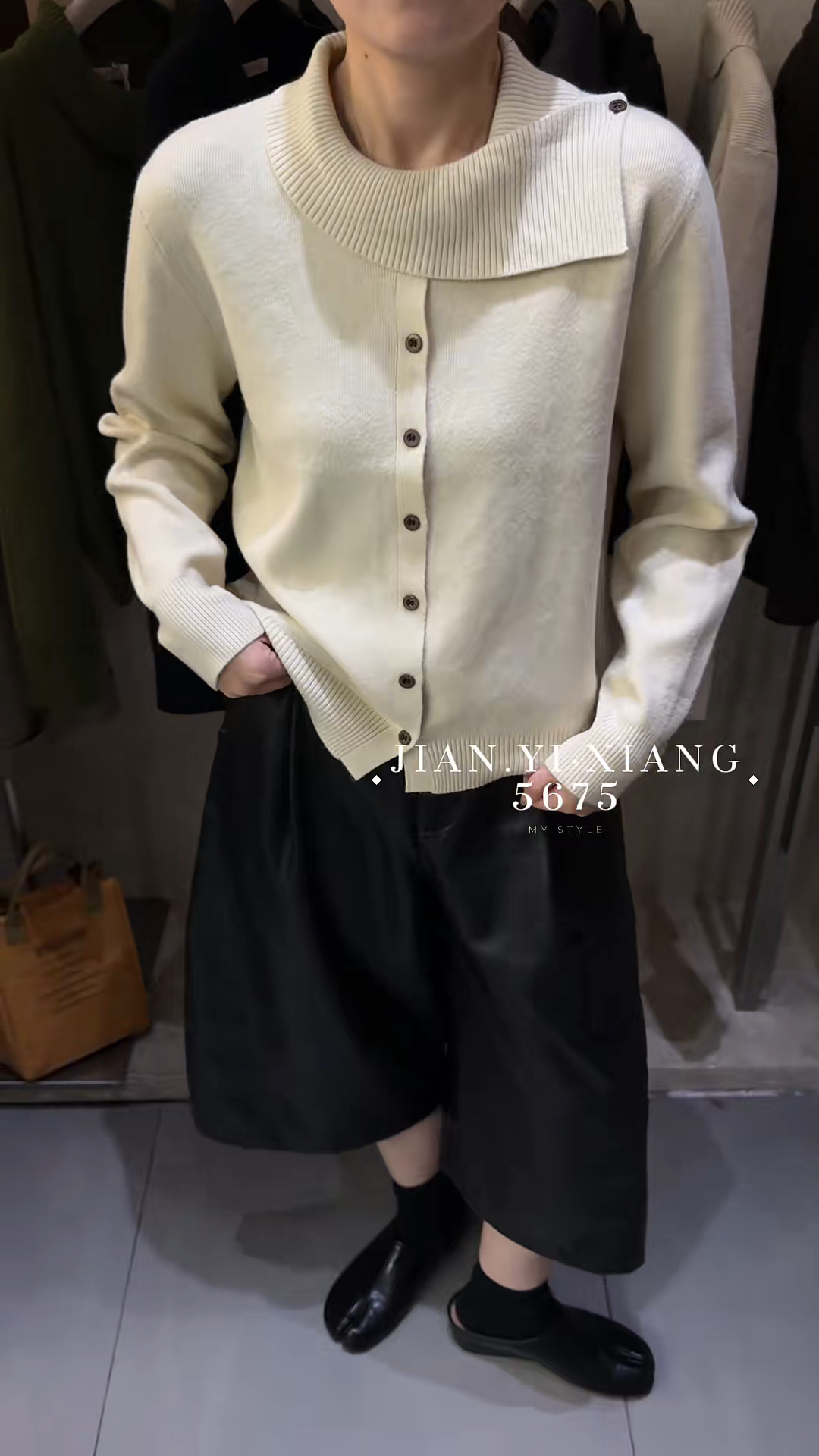 简依巷韩系不对称翻领针织开衫女秋季软糯坑条单排扣宽松长袖上衣图片