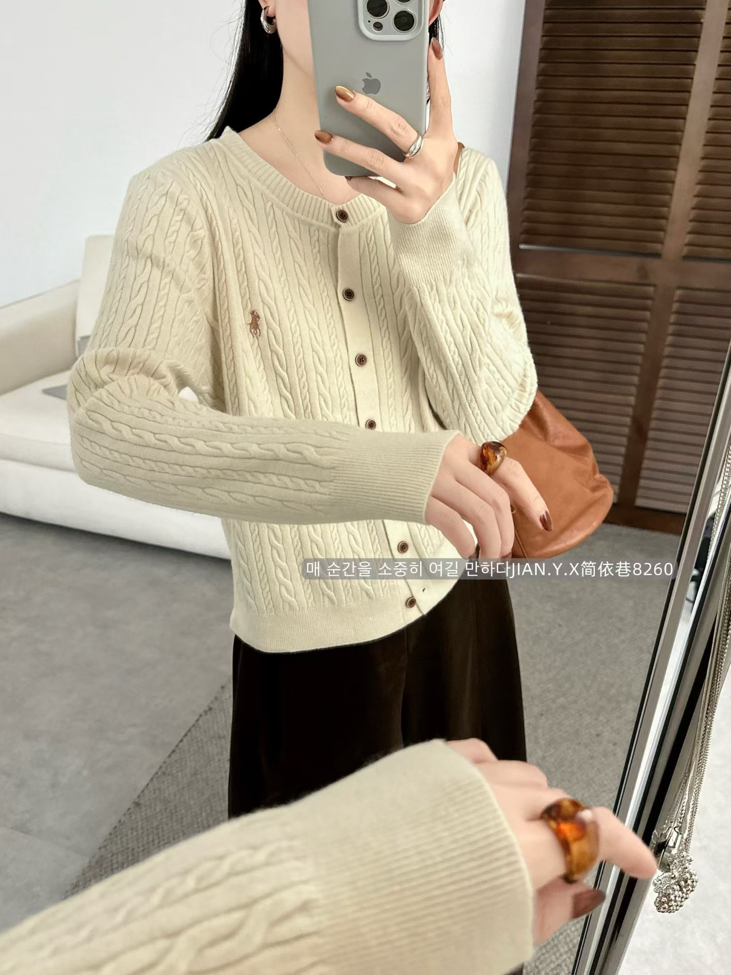 简依巷韩系麻花纹针织开衫女秋季新款小马刺绣圆领软糯单排扣上衣图片