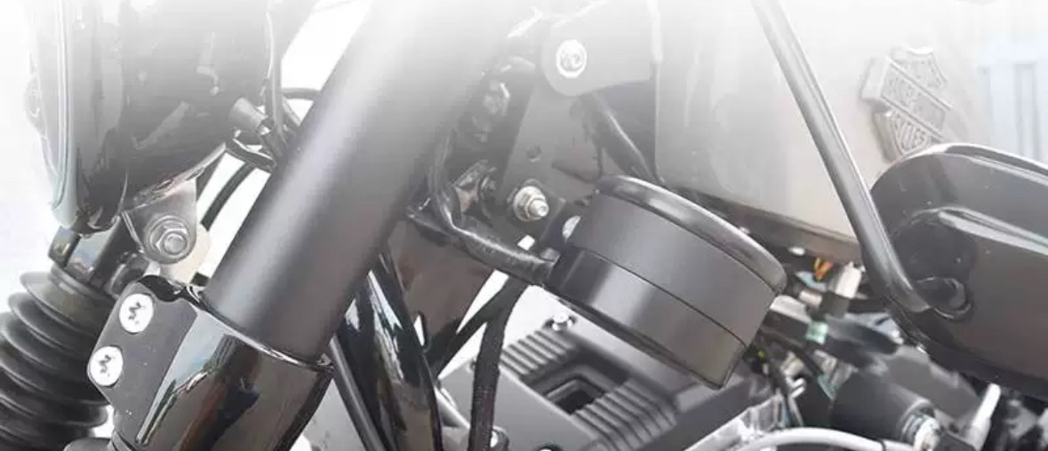 适用哈雷XL883 1200 X48仪表支架滑翔咪表支架侧移侧位架灯孔压码