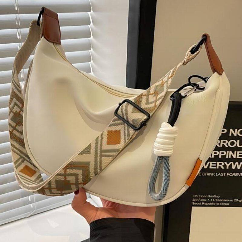 帆布包包女2025新款冬季时尚百搭饺子包休闲运动宽带单肩斜挎背包