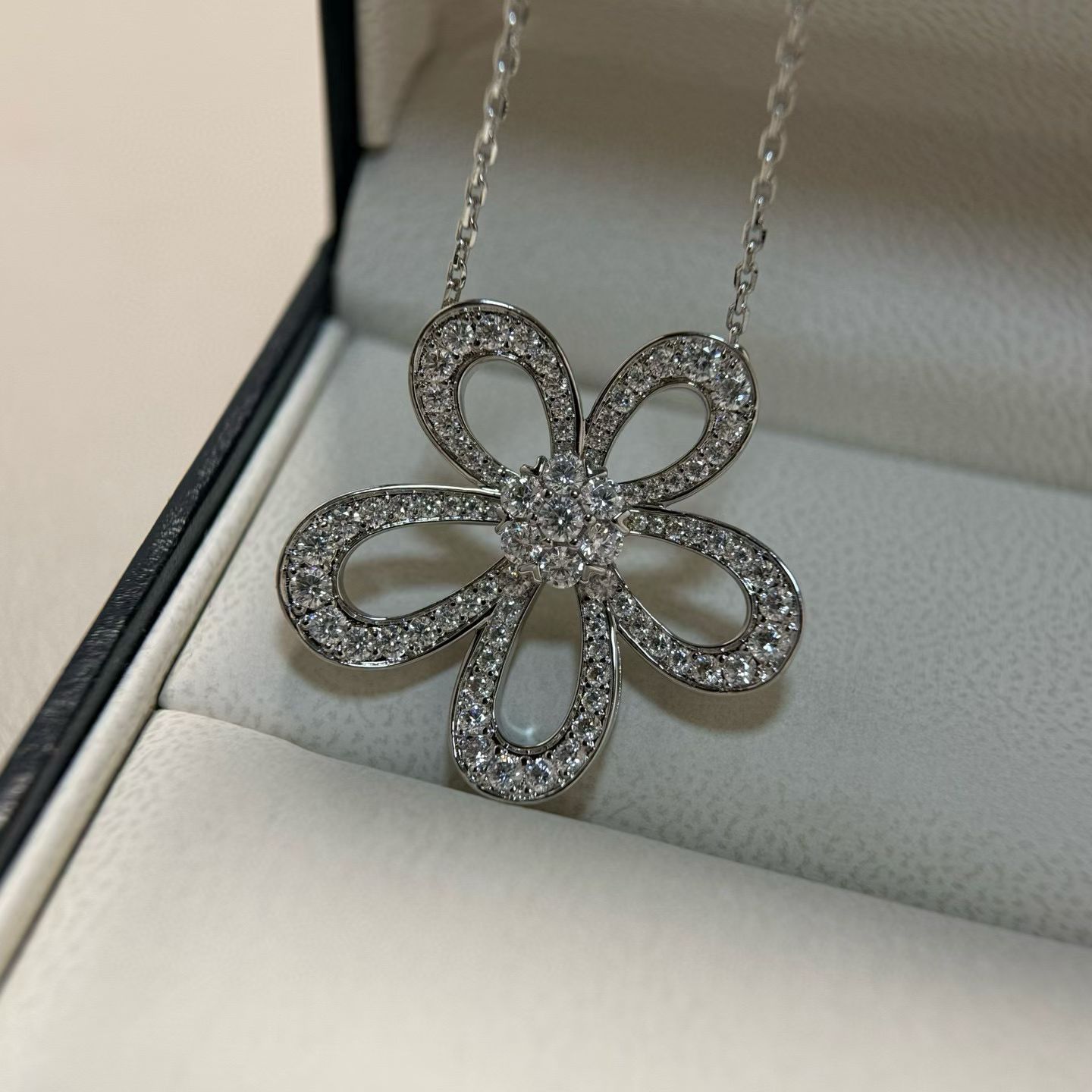 925银5瓣花朵项链女大花太阳花锁骨链花瓣吊坠送女友满钻蕾丝花图片