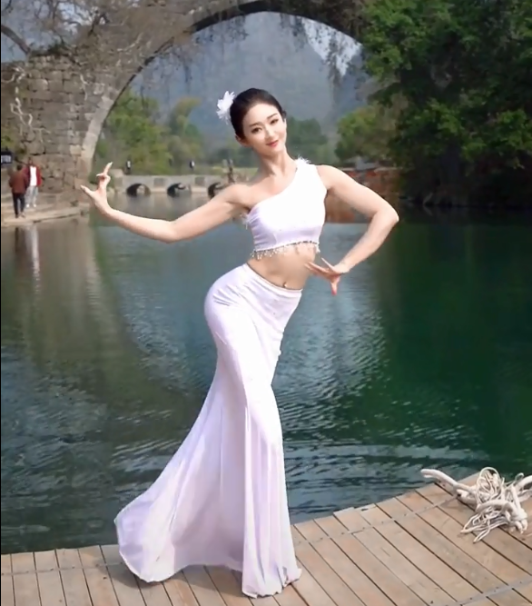 白色烫钻吊坠款式厂家直销多色