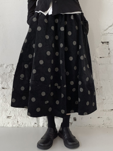 陆与山屿2025年春季 灯芯绒波点半身裙女士秋冬黑色a字长裙子