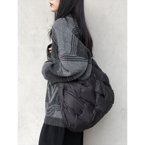 陆与山屿冬季单肩羽绒包