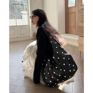 陆与山屿【白茶】超大容量设计款小众黑色百搭包包皮质手提斜挎包