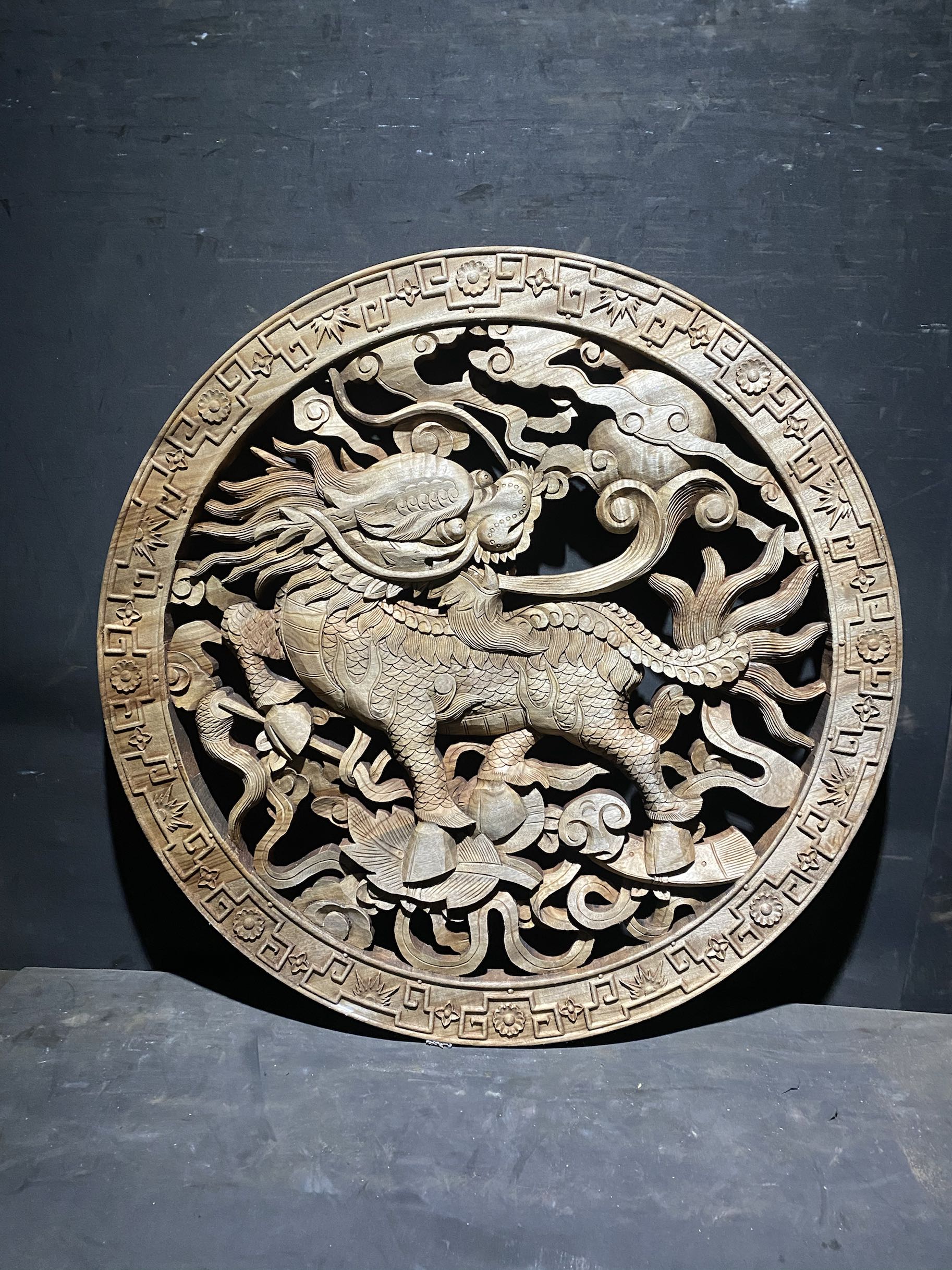 香樟木东阳工透雕麒麟纹大圆盘一个
