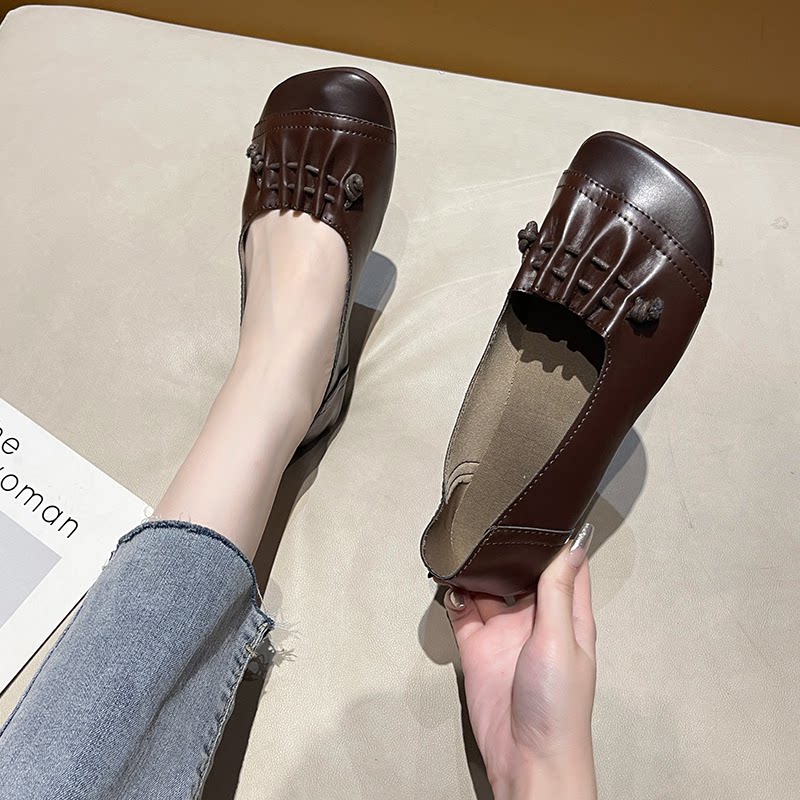 2024春夏新款民族风复古软皮圆头百搭浅口鞋软底妈妈单鞋女士皮鞋
