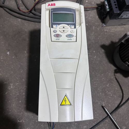 议价ABB变频器ACS550-01-05A4-4，2.2/1.5维修