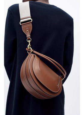 Z家女包2025秋冬新款椭圆形马鞍包帆布缉线翻盖硬质包单肩斜挎包