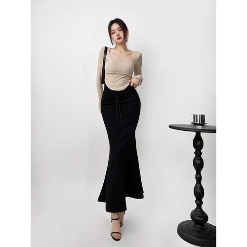 Черная цветная длинная приталенная длинная юбка, городской стиль, высокая талия, с акцентом на бедрах, рыбий хвост