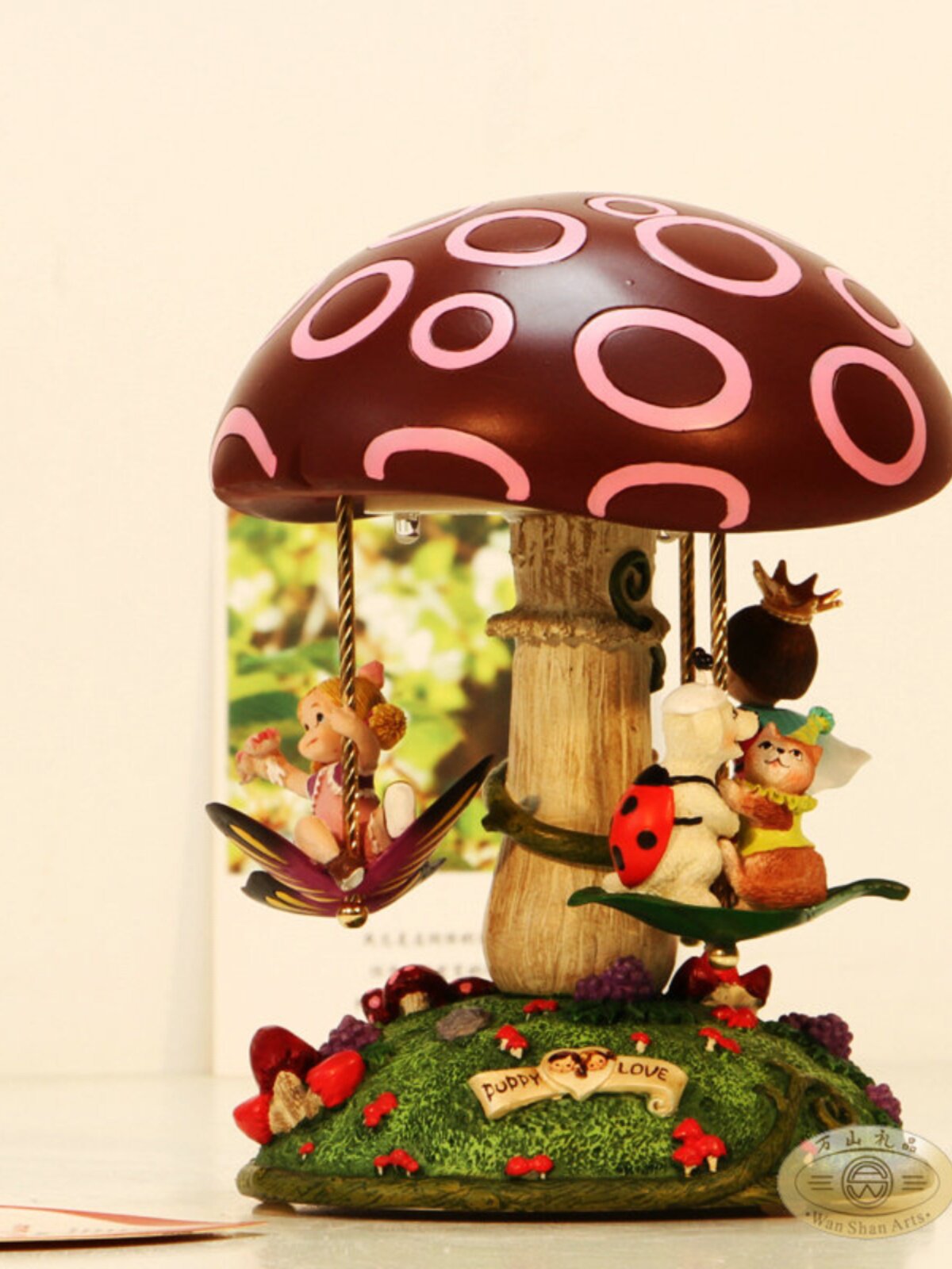 WANSHAN 귀여운 어린애 같은 즐거운 빛나는 오르골 수지 장식품은 어린이를위한 생일 기념 선물을 회전시킬 수 있습니다