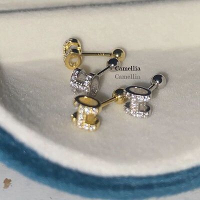 camellia 闪闪~钛钢镶钻H字母耳钉小巧精致拧螺丝耳骨钉养耳免摘