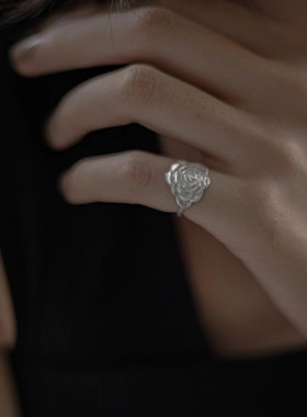 如蝶在野 清冷系磨砂哑光花花精致复古雕刻花瓣开口戒可调节尾戒