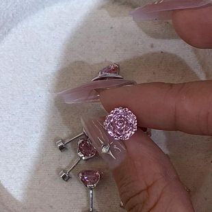 如蝶在野 8mm千禧玫瑰切耳钉精致百搭耳骨钉夏日超闪钛钢耳蜗钉