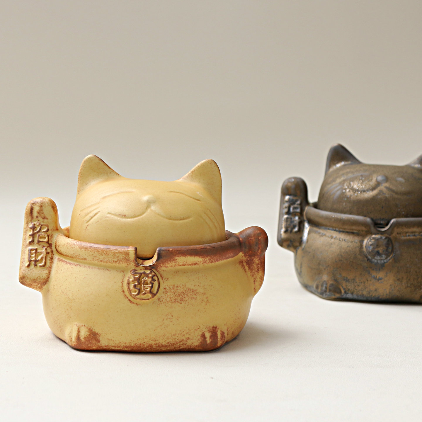 招财猫陶瓷带盖防飞灰烟灰缸