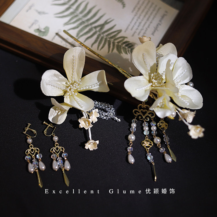 仙美奶黄色缎面串珠花朵晨袍发簪