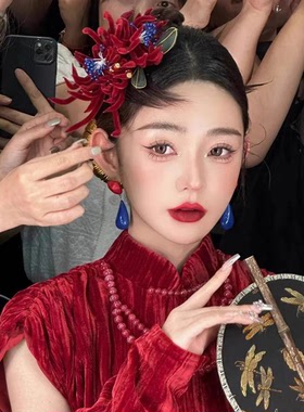 2024小众新款中式秀禾服头饰红色绒花气质新娘发夹龙凤褂旗袍配饰