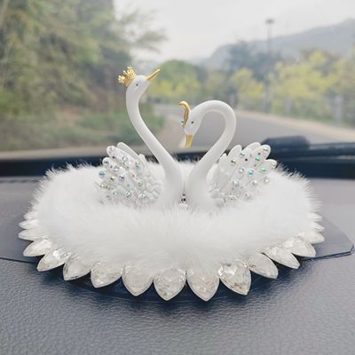 女爆款车内饰汽车摆件天鹅车载中控台羽毛创意高级感网红汽车装饰