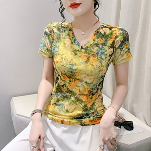 网纱上衣洋气修身 印花V领T恤女短袖 薄款 显瘦小衫 新款 2025夏装 时尚