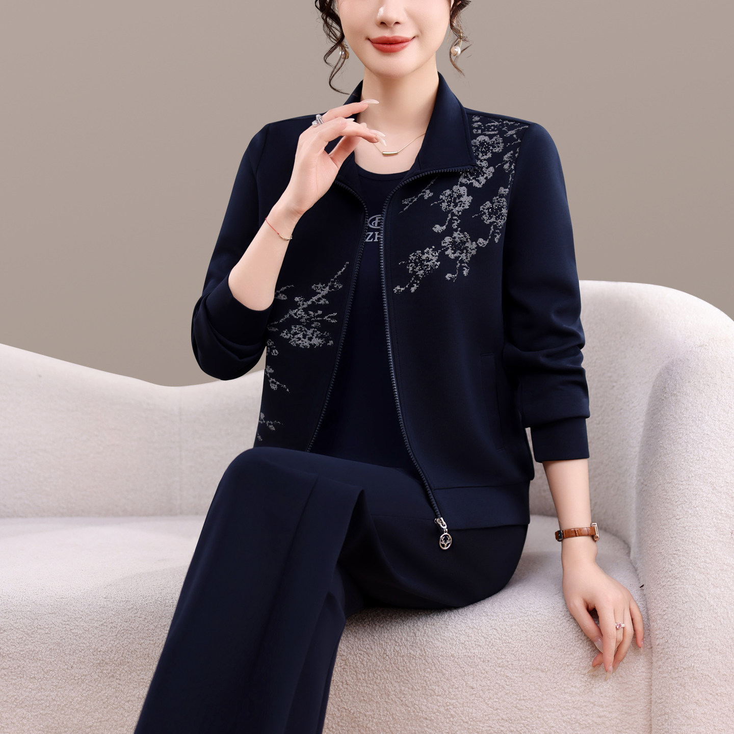 休闲风刺绣梅花运动套装女秋季2026新款宽松妈妈装三件套减龄显瘦