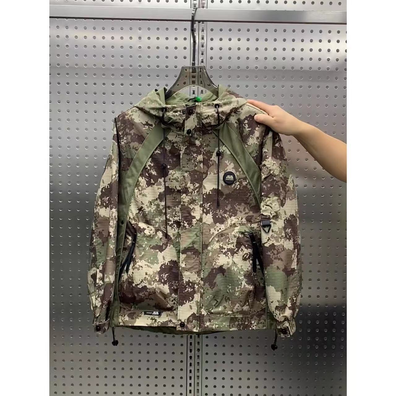 春季新款工装迷彩连帽外套男户外防风冲锋衣青年潮牌痞帅休闲夹克