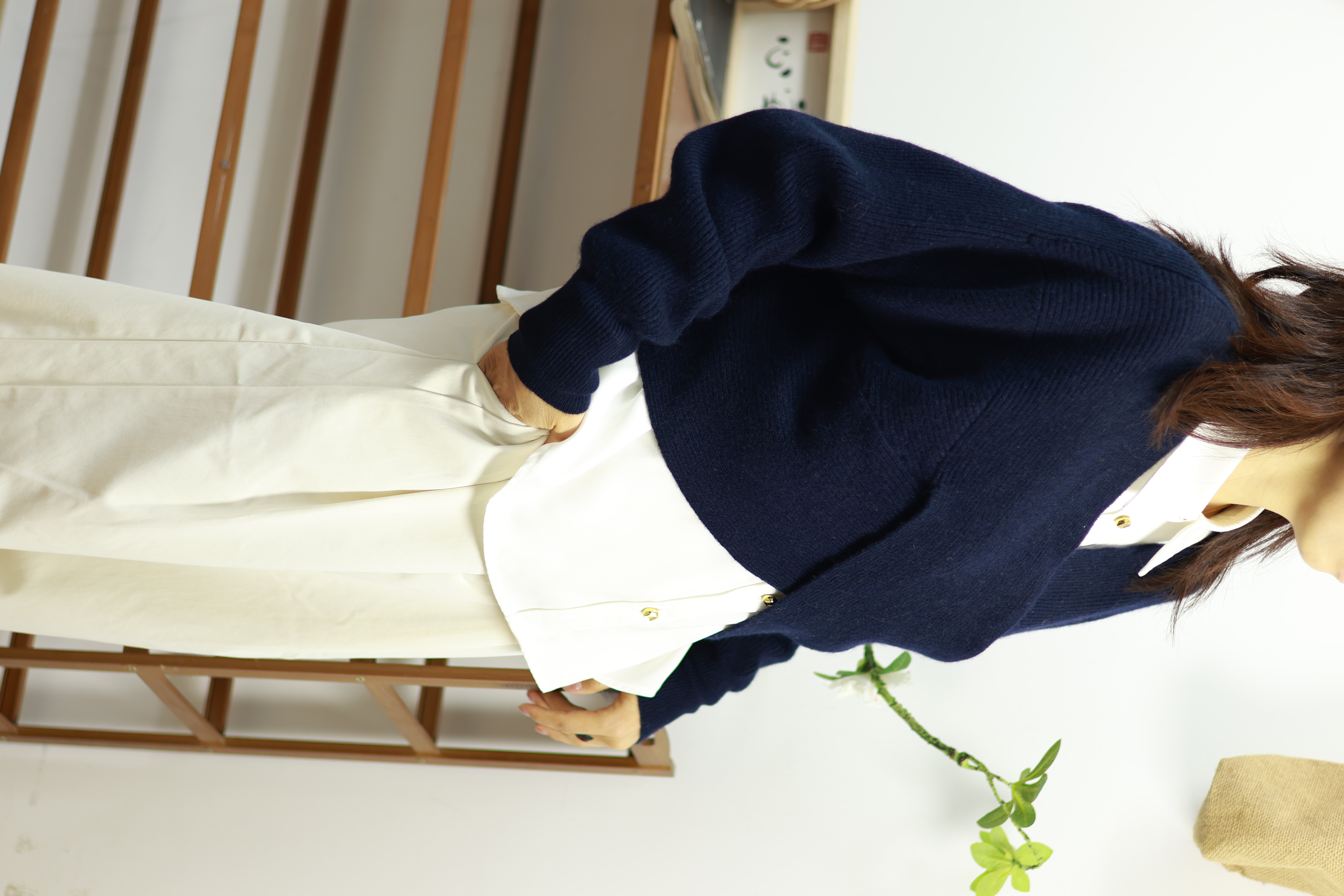 【LU 】 交叉版  100%纯山羊绒V领元宝针厚上衣 设计感时尚百搭款