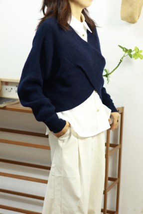 【LU 】 交叉版  羊绒V领元宝针厚上衣 设计感时尚百搭款