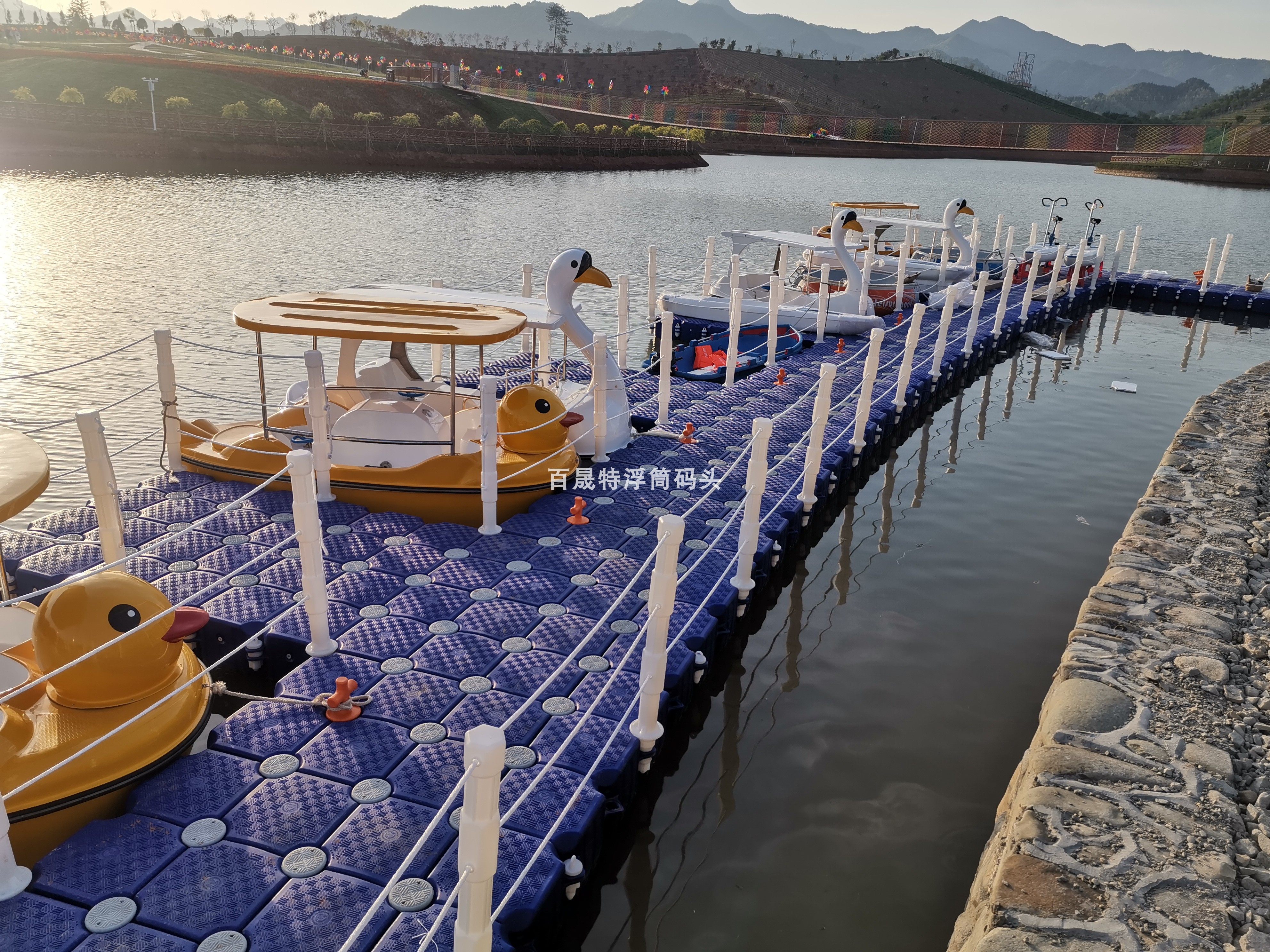 塑料浮筒浮桥漂流亲水平台 浮动码头水上舞台出租游泳池 钓鱼浮台