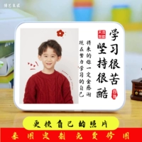 Индивидуально индивидуальные студенческие фотографии Обучение очень горьким и вдохновляющим, надевая девиз детских столов.