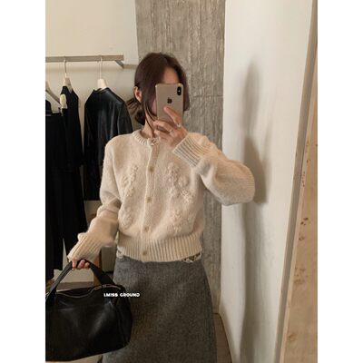 特一勺甜IMISS韩标花朵刺绣圆领单排扣长袖保暖毛衣2025冬991291