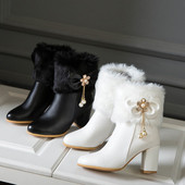 金属吊坠蝴蝶花朵粗跟毛毛靴冬白色短靴大码