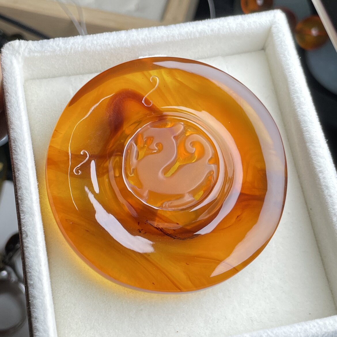 古龙圆牌缅甸琥珀 金棕飘红蜜男女挂件 天然原矿 雕刻件 首饰礼品