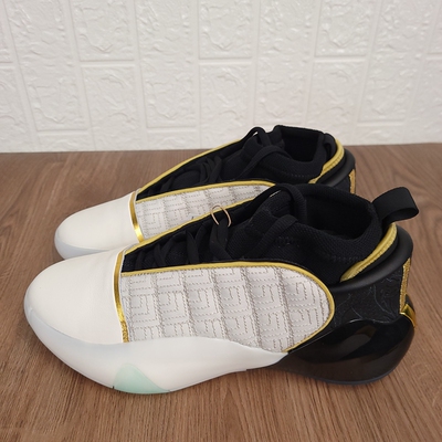 阿迪达斯男款防滑耐磨篮球鞋