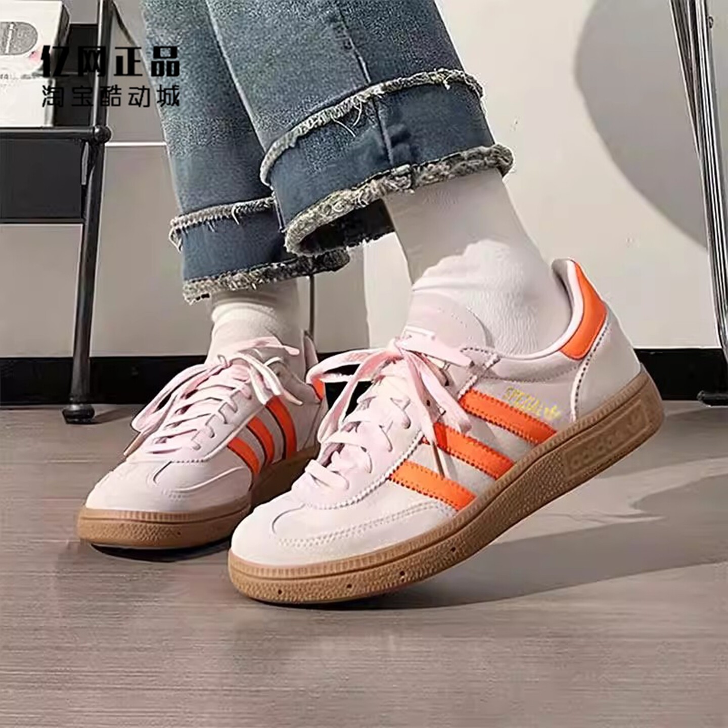 阿迪达斯 三叶草 HANDBALL 女款复古经典德训鞋休闲板鞋 JS0250