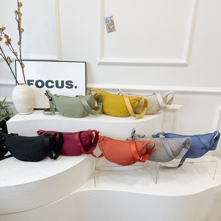 爆款斜跨包包女士2025新款休闲牛津布包大容量简约腋下手机包