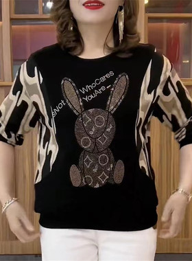 春季新款妈妈女装洋气宽松拼色兔子印花烫钻t恤显瘦中老年上衣女