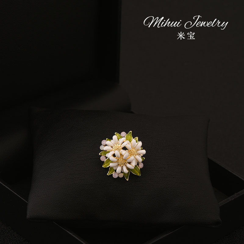 设计师款奶油小雏菊花朵高档胸针女西装配饰领口防走光小扣针领针
