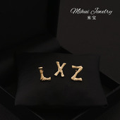 你 领口徽章配饰防走光固定扣 名字高级感26英文字母简约胸针西装