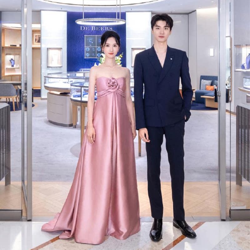 陈都灵同款2025新款礼服豆沙粉裙抹胸宴会聚会简约气质结婚敬酒服