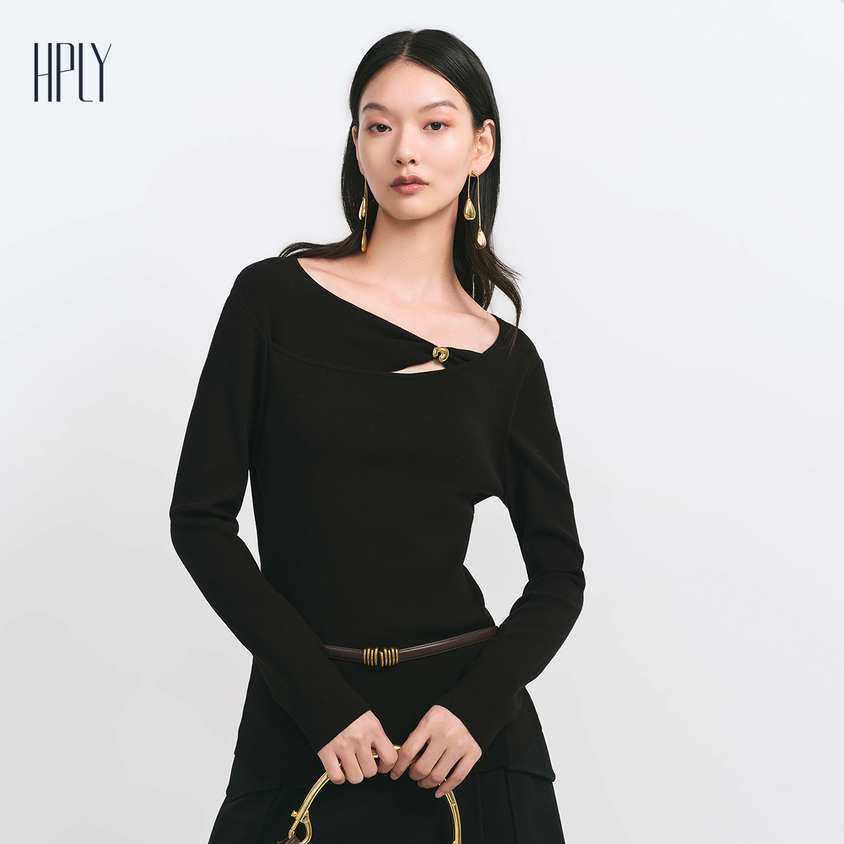 异形斜领 镂空设计 金属扣