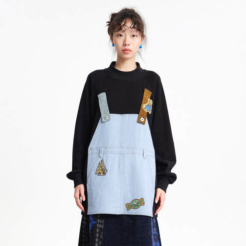 撞色背带、绣花章仔、口袋