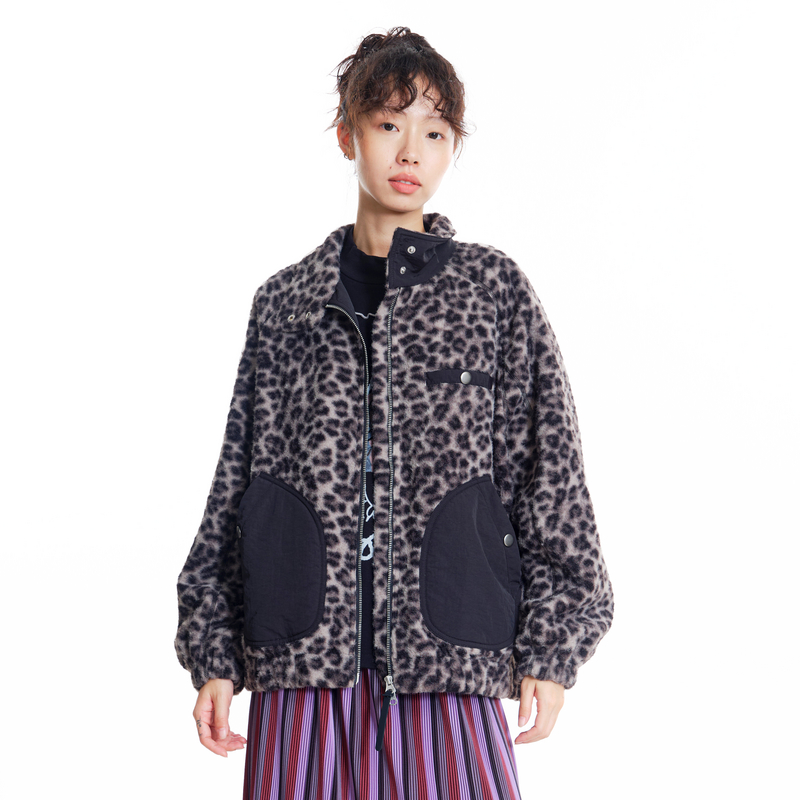 高领翻领、四合扣、撞色贴袋