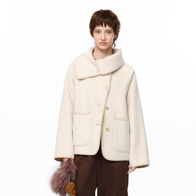 大翻领、绣花边、贴袋