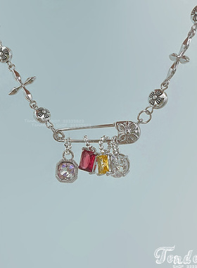 彩色方晶别针坠十字花朵扁珠项链