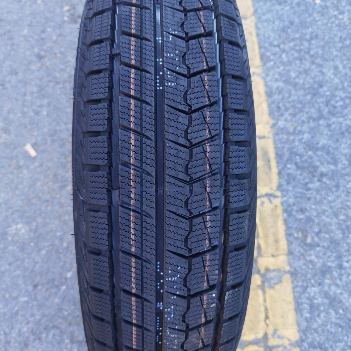 易联冬季195/60R15 IL868 88H雪地胎 冰雪防滑雪地轮胎